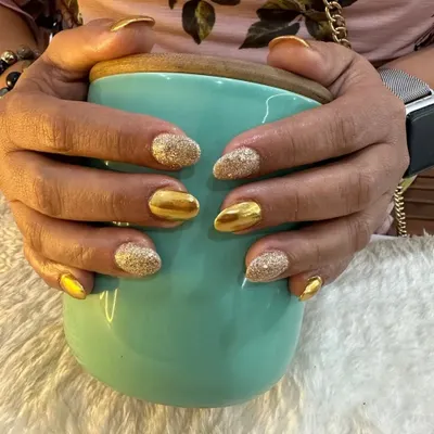 This client, a baker, wanted short but glamorous nails for a wedding. I created this stunning look using gold chrome on some nails and a full-coverage gold glitter on others.