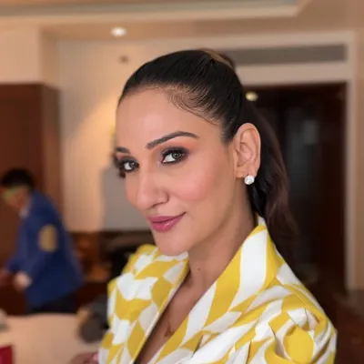 It was a pleasure styling the lovely Aastha Sharma (@momwearsprada). I created this chic, modern high ponytail for her event in Mumbai.