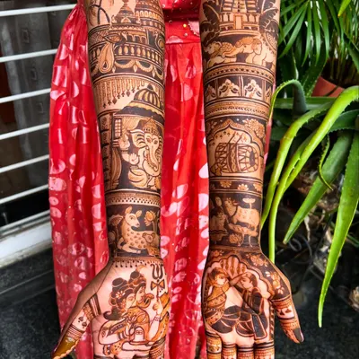 A masterpiece from my Royal Extravaganza package, this design is packed with detail. It features auspicious temples from Madurai and Tirupati, Lord Ganesha, and the Telugu ritual of Jeelakarra-Bellam.