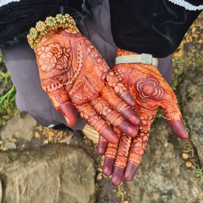 This is a perfect example of the Day 1 stain. The bright orange color is a sign of pure, natural henna at work, and this will darken beautifully over the next day.