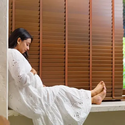 A quiet moment of reflection by the window. During our at-home lifestyle maternity sessions, I look for beautiful natural light to create serene and thoughtful portraits like this one.
