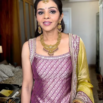 Keeping it soft and timeless for this elegant look. I used a gentle touch to enhance her features, focusing on a radiant skin finish and soft purple tones on the eyes that complement her beautiful outfit.