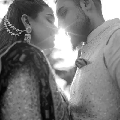 A moment of pure connection. We used the backlighting from the sun to create this intimate, artistic silhouette, focusing entirely on the emotion between the couple. This black and white treatment adds to its timeless feel.