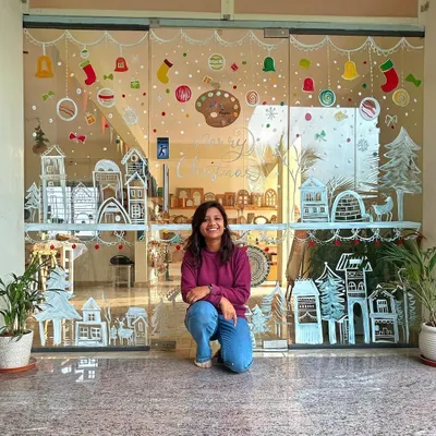 A very warm welcome to my studio. I believe a creative space should be inspiring, and I love decorating it for different seasons, like this full glass mural I painted for Christmas.