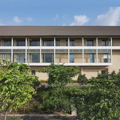 The completed JSW Sanjeevani Hospital in Dolvi, a project selected for the UIA Guidebook for the 2030 Agenda. The design features deep verandas and large windows, ensuring that the interiors are filled with natural light and connected to the surrounding greenery.