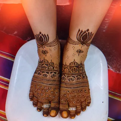 This is one of my favorite foot designs. It features a grand palace or temple motif on the top of the feet, with delicate lotus anklets. The toes are fully covered for a traditional finish.
