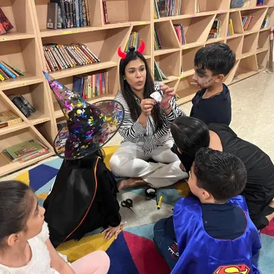 Our Halloween workshop is in full swing! Here I am showing the kids how to make their own spooky ghost lollipops. It’s a simple, fun, and tasty craft.