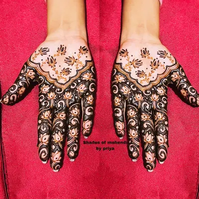 A beautiful, full-hand design that is perfect for an engagement or sangeet. The pattern uses my signature negative space style to make the lotus motifs pop.