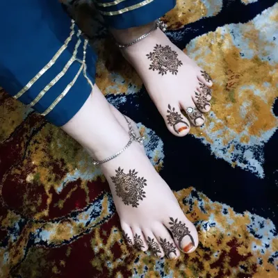 A simple yet elegant mandala design for the feet, complemented by detailed work on the toes.