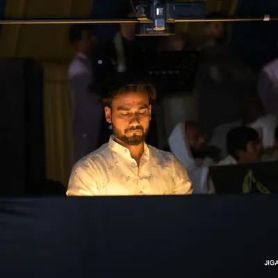 A moment of deep focus during my sand art performance at the sacred Mahudi Tirth in Ahmedabad. The event marked the Samadhi Shatabdi Varsh of Buddhisagar Suriji Maharaj.