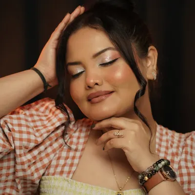 A soft, glowy, and juicy makeup look I created for a personal shoot. I love playing with textures and finishes to create looks that feel effortlessly glamorous.