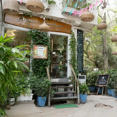 Welcome to your weekend escape. My salon, surrounded by lush greenery, is the perfect place to come for a touch of luxury, relaxation, and self-care.