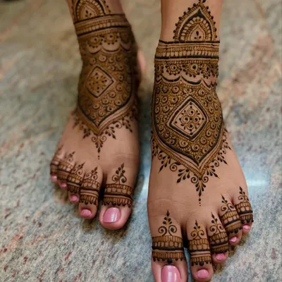 A stunning bridal feet mehendi for Vishnupriya, with a central geometric pattern and full coverage over the toes and ankle.