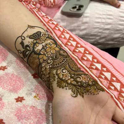 For an engagement, a touch of sparkle can make all the difference. I created this unique band design for bride Rida, featuring a beautifully detailed diamond motif to celebrate her special moment.