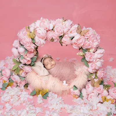 Wrapped in sweetness and surrounded by blooms, this little angel is dreaming of her beautiful journey ahead. This floral-wreath setup is one of my favorites for a classic, beautiful newborn portrait.