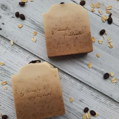 My Scrubby Coffee soap is a treat for coffee lovers. Made with real coffee grounds and oat milk, it gently exfoliates while the peppermint essential oil awakens your senses.