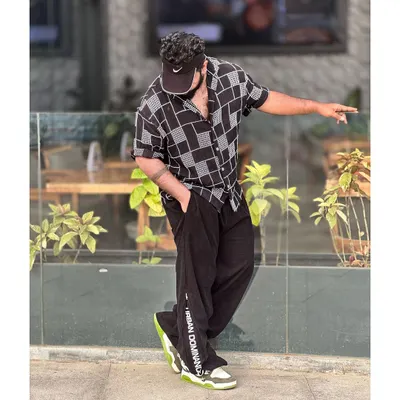 My personal style is about being the best version of myself. This urban look, with a checkered shirt and statement sneakers, reflects my creative and modern approach to dance 💫