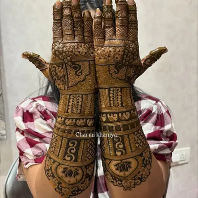 A full coverage design that feels so luxurious. I love filling the hands with a mix of bold bands, delicate lotuses, and classic peacock motifs for a truly traditional mehendi vibe.
