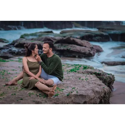 A relaxed and candid pre-wedding moment by the sea. This photo shows a couple just being themselves, which is the kind of natural interaction I love to capture.