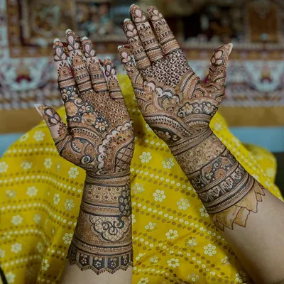 A perfect example of a minimal bridal design. The patterns are intricate but not overly dense, leaving some skin showing for a chic and modern look. It features traditional elephant motifs in a contemporary layout.