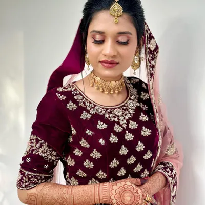 The beautiful bride Shahana, looking serene after her makeup was done. Her rich henna stain complements her stunning maroon and gold wedding attire perfectly.