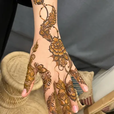 A perfect example of an elegant design for a wedding guest. This Arabic-style floral vine is beautiful and stylish without requiring the time of a full bridal application.