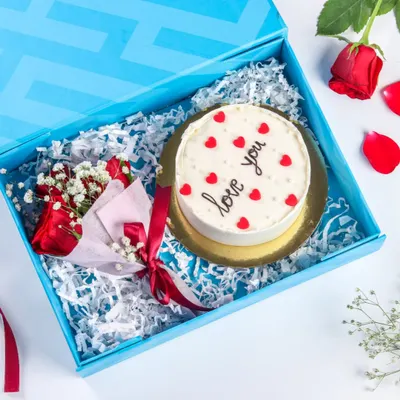 Our Valentine's Bento Cake gift box is the perfect romantic gesture. It comes with a mini "love you" cake and a beautiful bouquet of fresh roses.