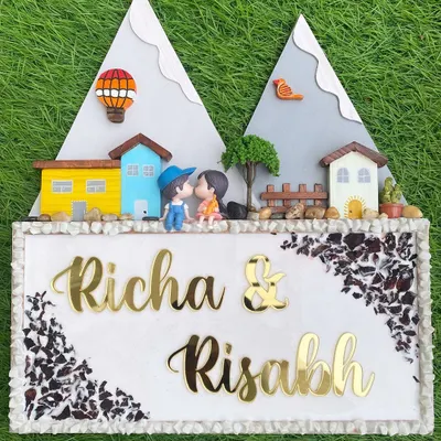 This nameplate is a true treasure. I preserved the delicate petals from a couple's wedding garlands in crystal-clear resin, creating a beautiful and meaningful piece to mark their new beginning together.