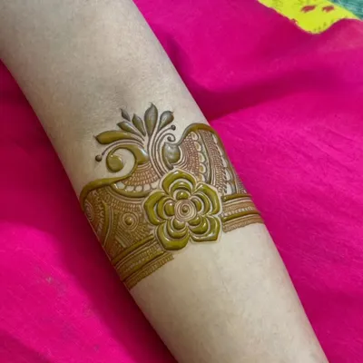 A simple and elegant floral bracelet design. This 3D-style flower is raised and looks like a piece of jewelry on the arm.