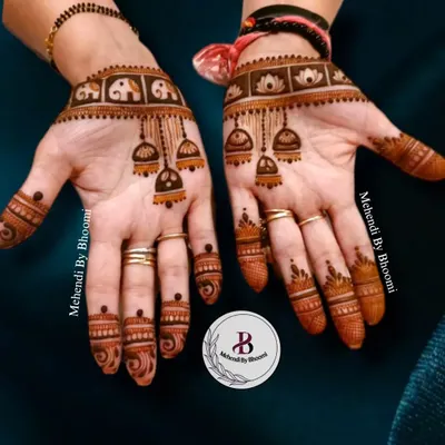 This design is so much fun, with little elephants in a band at the wrist and hanging jhumka motifs on the palm. It's a playful and trendy style that's very popular with younger guests and bridesmaids.