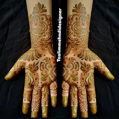 An example of a classic floral design with a rich, beautiful henna stain. The intricate shading and symmetrical patterns create a timeless and elegant look that is perfect for any celebration.