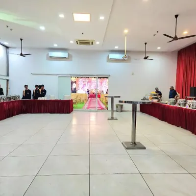 This is a clean and spacious buffet dining area set up for a pure vegetarian event at Synergy Banquet in Vashi. The layout ensures guests can move freely and enjoy the wide array of dishes we offer.