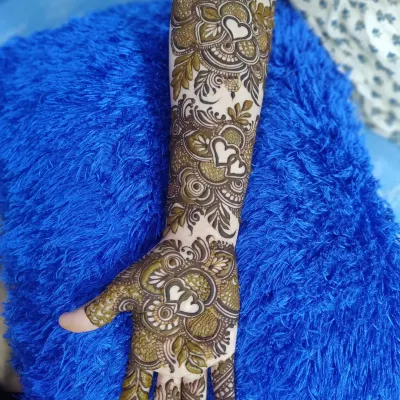 A beautiful example of a full-hand design that is perfect for a party. The pattern is filled with floral motifs and features a lovely heart design, making it modern and romantic.