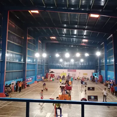 This is the complete tournament experience I offer. My expansive indoor arena is fully equipped to host major badminton championships, providing a professional and energetic environment for everyone.