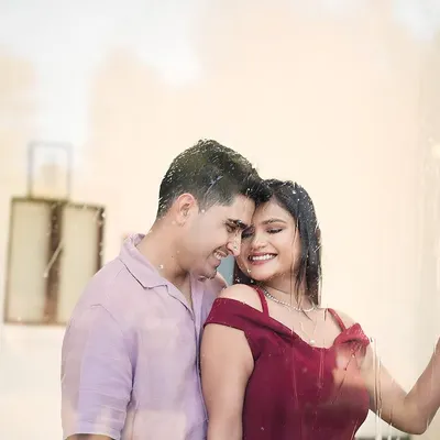 A romantic close-up of a couple seen through a pane of glass with our artificial rain effect. This technique adds a dreamy and poetic quality to this intimate pre-wedding portrait.