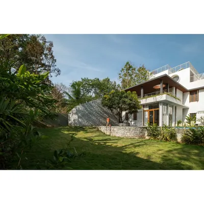 The Siri residence was designed as a seamless extension of its natural landscape. The structure respects and celebrates the existing trees, with the garden and home flowing into one another.
