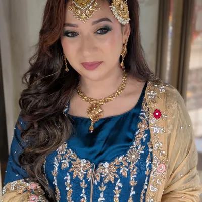 A full glam look for this beautiful Muslim bride. The dramatic green smokey eye, flawless base, and perfectly set passa and maang tikka create a stunning and memorable look.