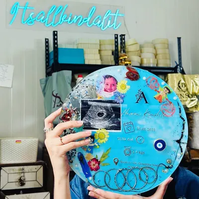 This 11-inch circular frame is a treasure trove of a baby's firsts. It includes the umbilical cord, first ultrasound, silver kadas, rakhi threads, and birth details. It’s a beautiful way to tell the story of your baby's arrival.