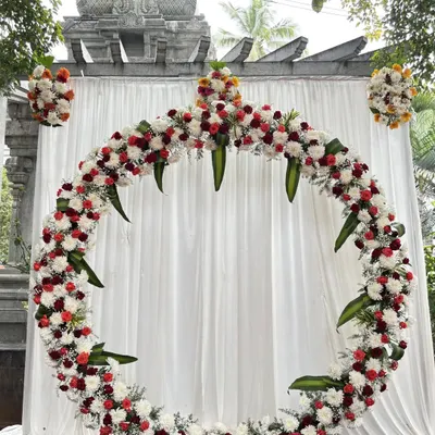 Our circular floral arches are a beautiful fusion of modern design and natural beauty. This ring backdrop, filled with fresh flowers, serves as the perfect focal point for a wedding muhurtham, reception, or engagement party.