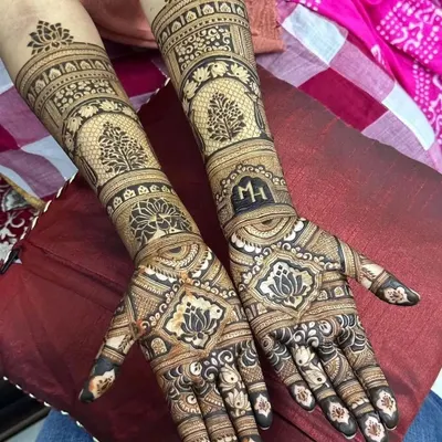 This full-coverage design showcases our expertise in traditional patterns. It features the "Tree of Life" motif, lotus art, and personalized initials, creating a classic and regal look.