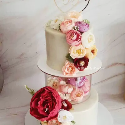This floating tier engagement cake is one of my most requested designs. The clear separator filled with flowers creates a stunning illusion, and the entire cake is finished with a smooth ganache, completely free of fondant.