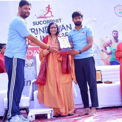 Receiving a token of appreciation at the Sucorphit Vrindavan Run. Organizing events in spiritual places like Vrindavan adds a unique dimension to the race. Radhe Radhe.