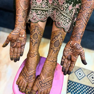 A closer look at the coordinated hand and feet mehendi. The patterns on the feet echo the geometric motifs on the hands, creating a unified bridal look.