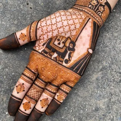 A unique single-hand design featuring a beautifully shaded elephant. The fingers have minimal but matching motifs, making the elephant the star of the show.