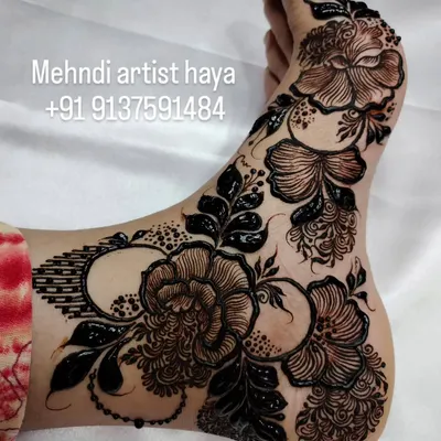 A bold and beautiful floral design for the feet. This Gulf-style henna uses negative space and shading to make the large flowers pop, creating a stunning effect.