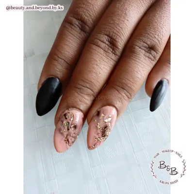 This design features a bold contrast between matte black gel polish and accent nails with a black and nude marble effect. I elevated the marble art with delicate gold flakes for a touch of luxury.