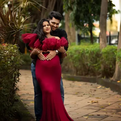 Capturing the parents-to-be surrounded by nature. The dad-to-be making a heart on the baby bump is just the sweetest gesture in this outdoor couple portrait.