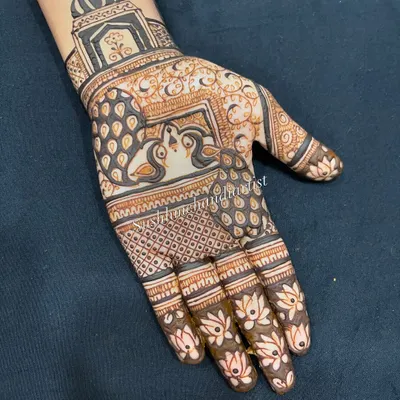 This design features a pair of peacocks in a jharokha (window) frame, with lotus details on the fingers. A very traditional and beautiful look.
