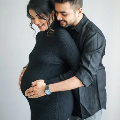 A timeless portrait that focuses purely on connection. During maternity sessions, I aim to capture the deep bond between partners as they await their new arrival. This image, with its soft light and simple black attire, highlights the tenderness and intimacy of this special time.
