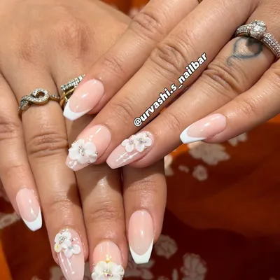 A classic bridal choice, this set features a soft blush base with clean French tips and delicate 3D floral accents. It’s the perfect combination of timeless elegance and modern romance for any wedding event.